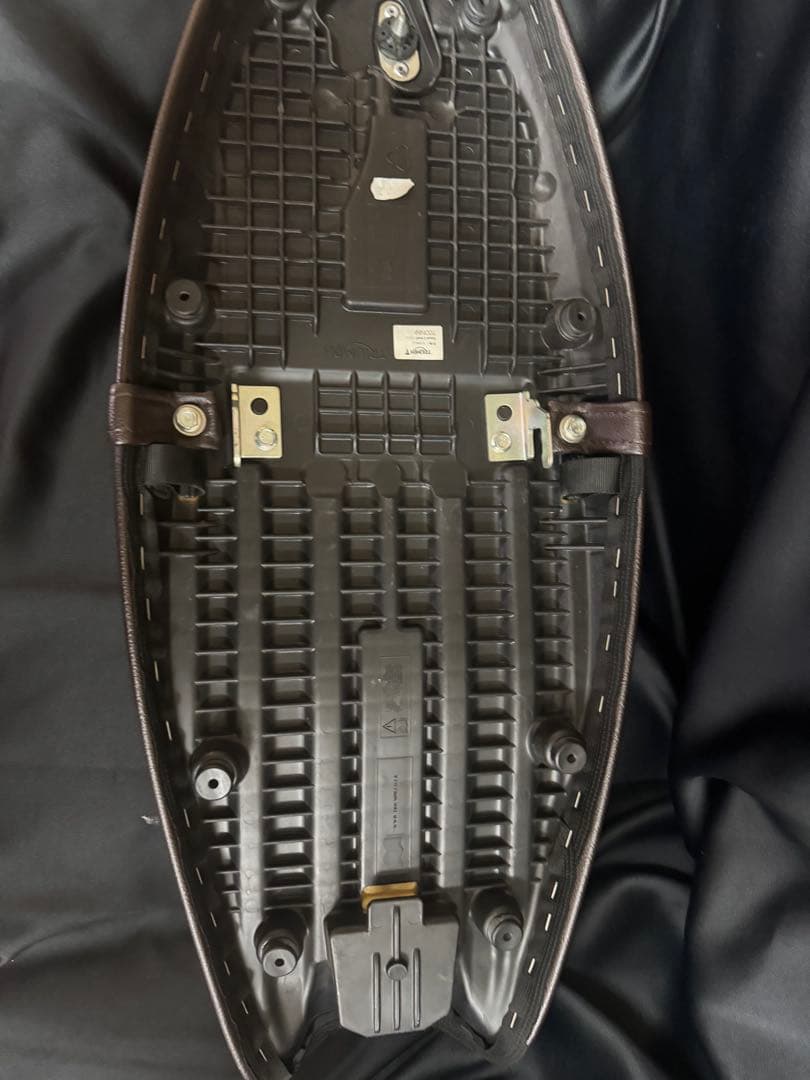 TRIUMPH(トライアンフ)純正タックロールシート