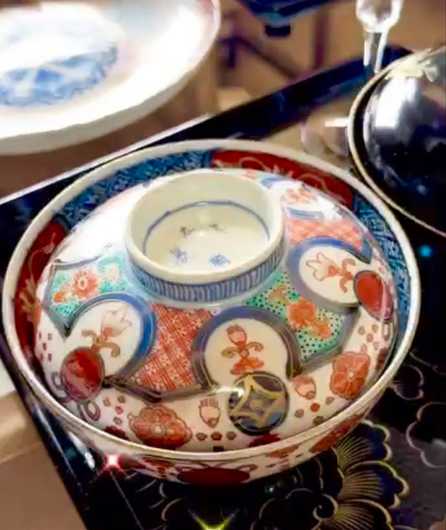 骨董品　古伊万里の染錦 瓔珞（ようらく）剣先文 蓋付き茶碗 2客　赤玉　お正月