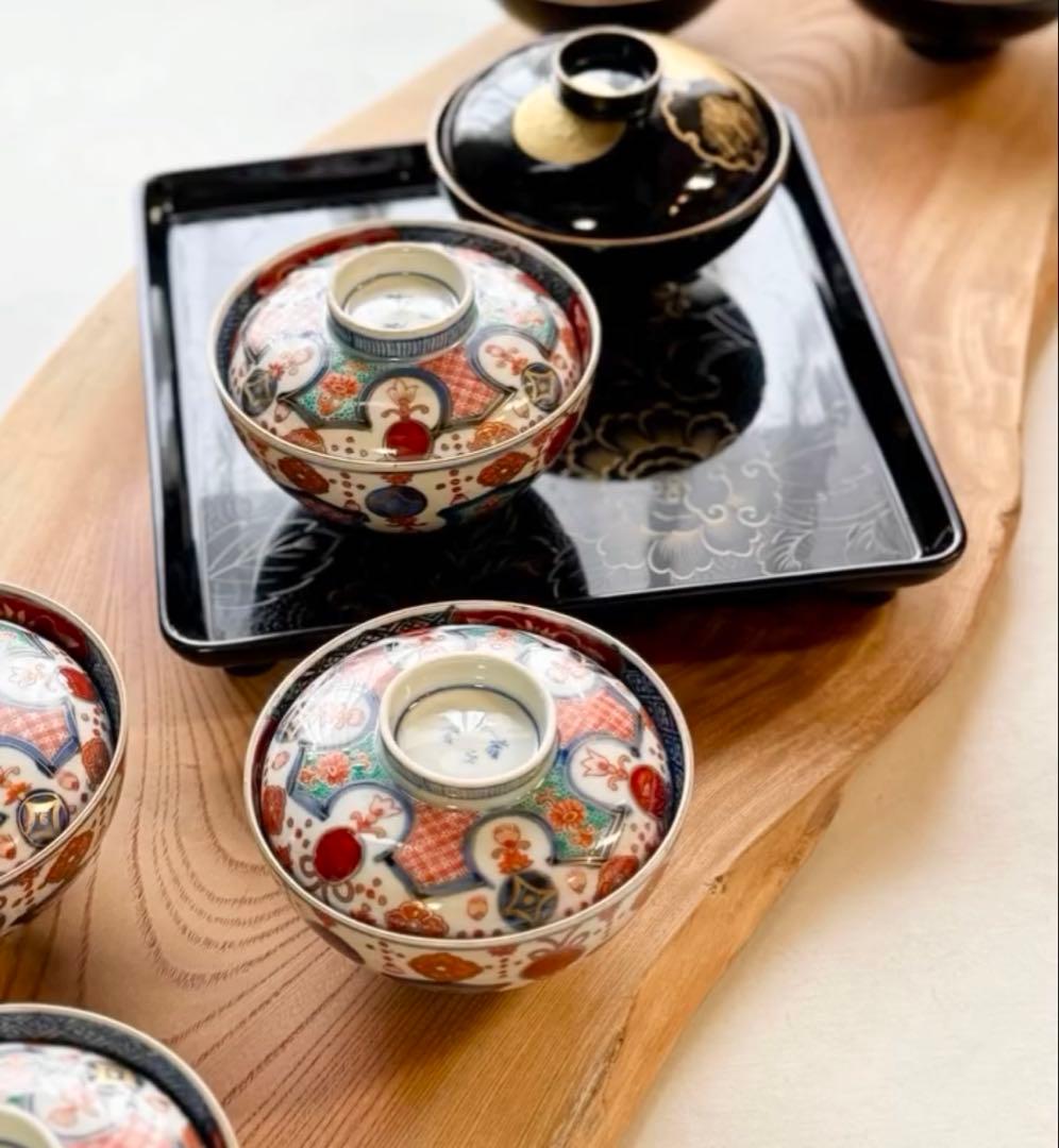 骨董品　古伊万里の染錦 瓔珞（ようらく）剣先文 蓋付き茶碗 2客　赤玉　お正月