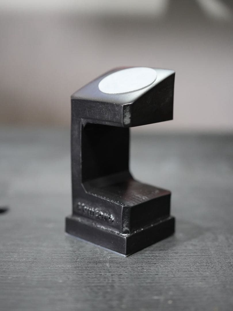 漆黒ソリッド！ムケオムントル 腕時計スタンド