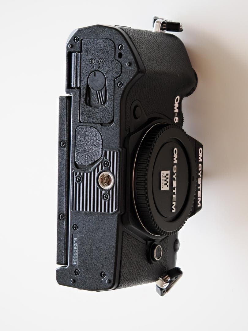 OM SYSTEM OM-5 ボディ箱付属品付き | 機動性と画質のバランス抜群