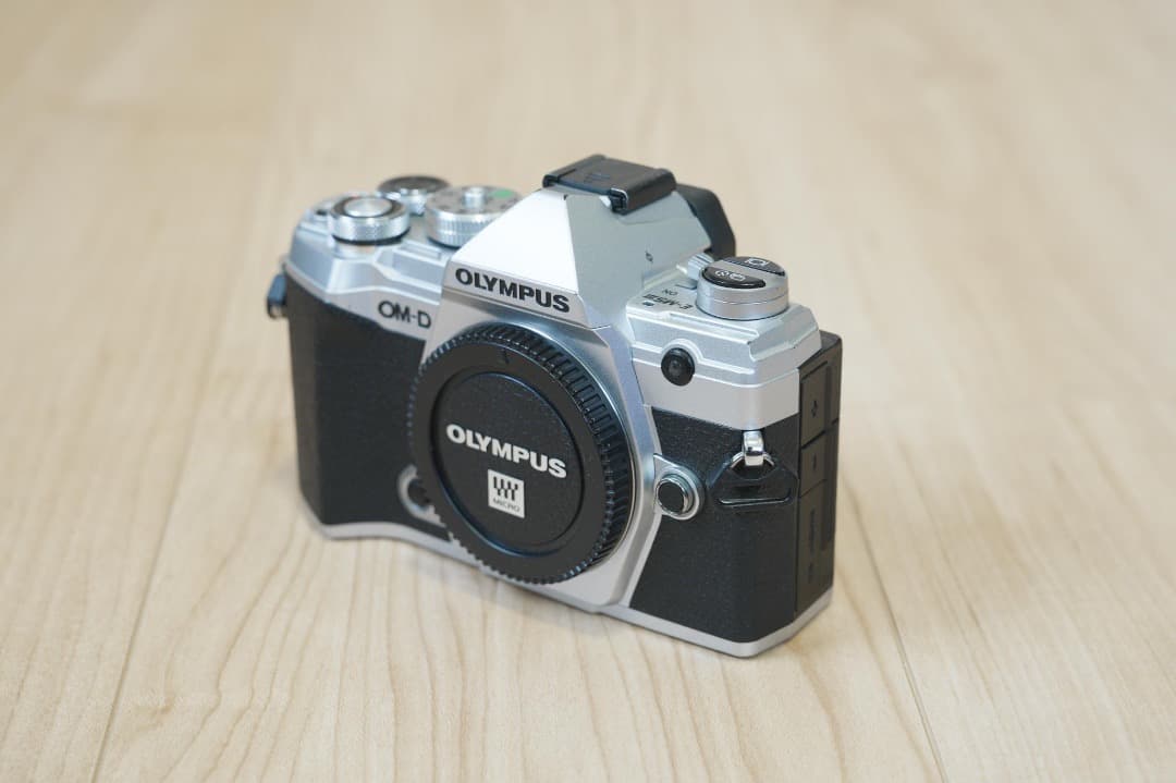 OLYMPUS OM-D E-M5 Mark III 本体ボディ バッテリー3個