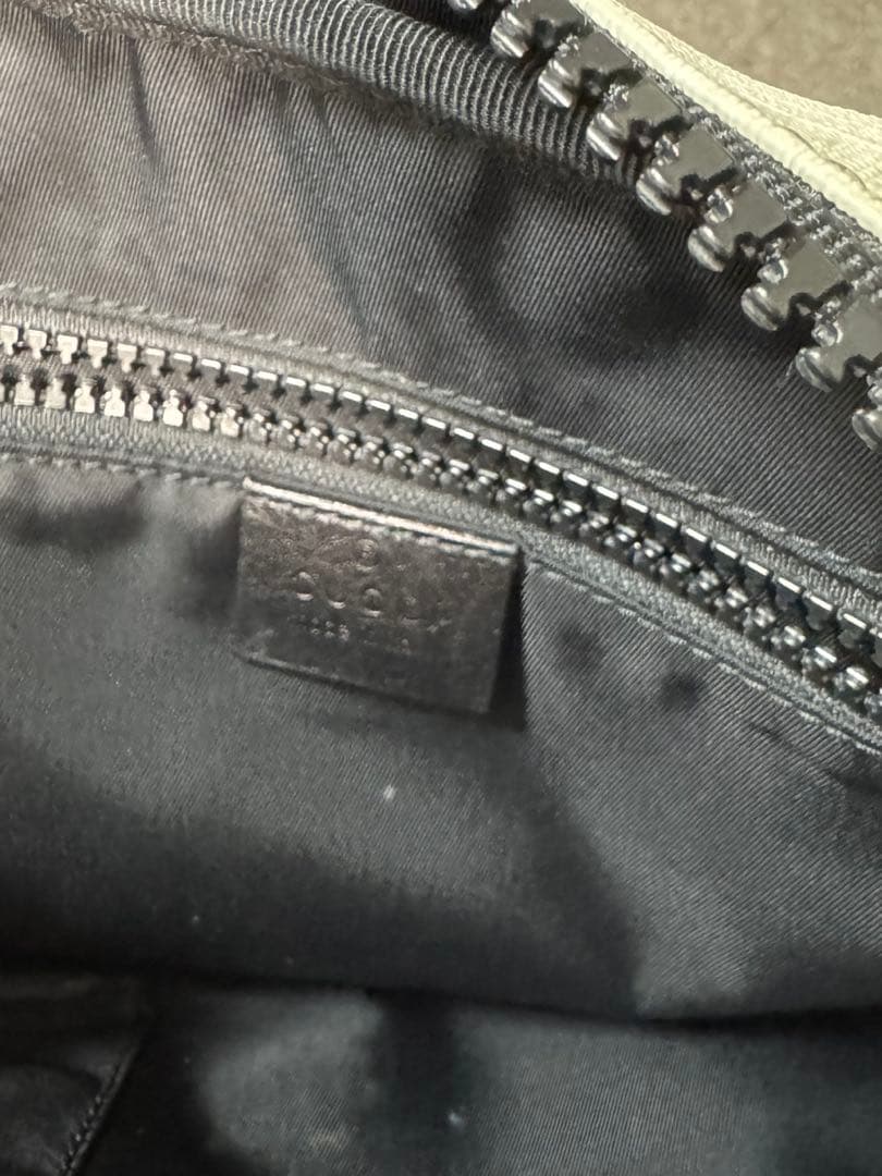 グッチのメンズバッグ　斜めがけショルダー　ユニセックス