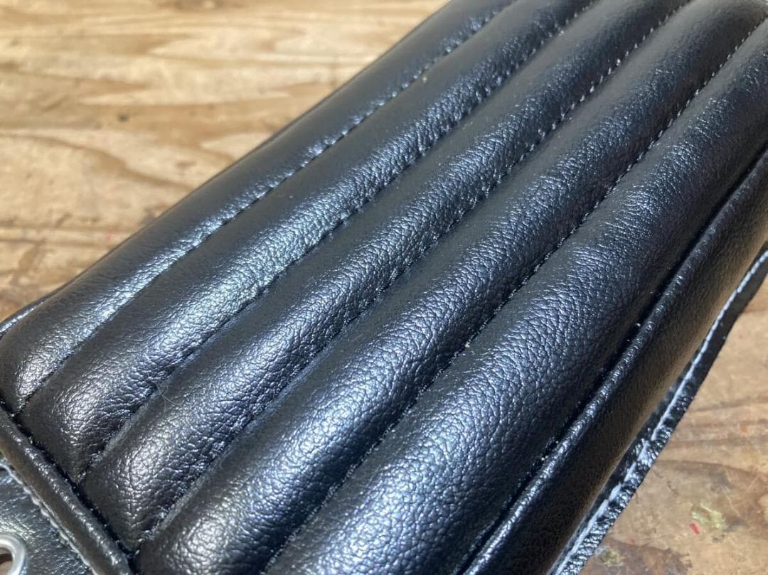 送料無料 ピリオンパッド 光沢 BK ハーレー トライアンフ チョッパー sr