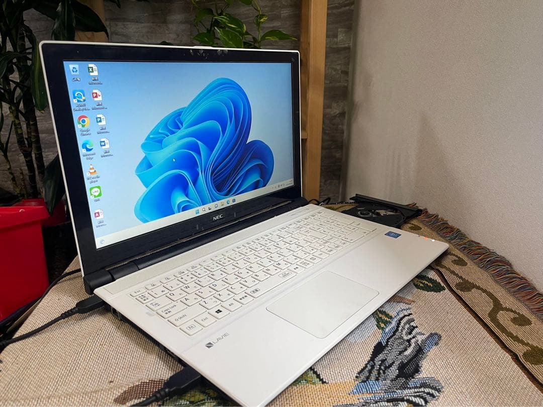 初心者でもすぐ使える初期設定済み,高年式 NEC ノ-トパソコン　白い