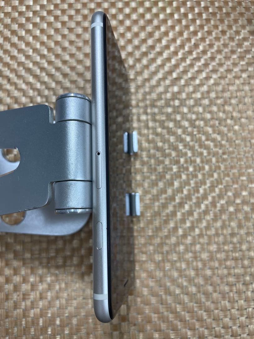 iPhone SE 第3世代 64 GBスターライトSIMフリー【5073】