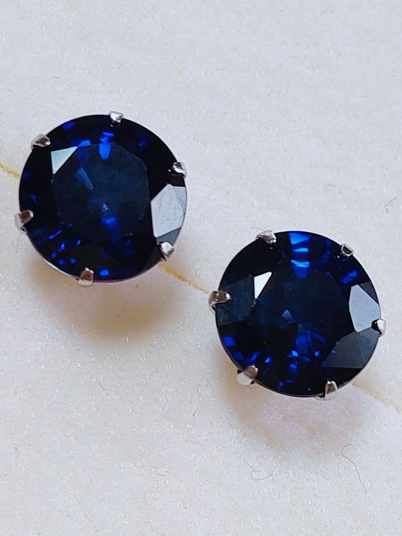 新入荷 未使用品 pt900 大粒天然ブルーサファイア ピアス