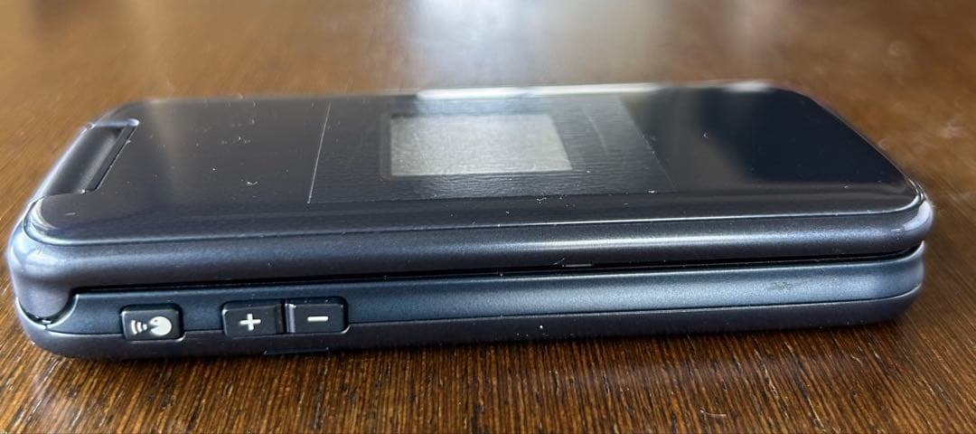 ドコモdocomo らくらくホン　F-01M ネイビー