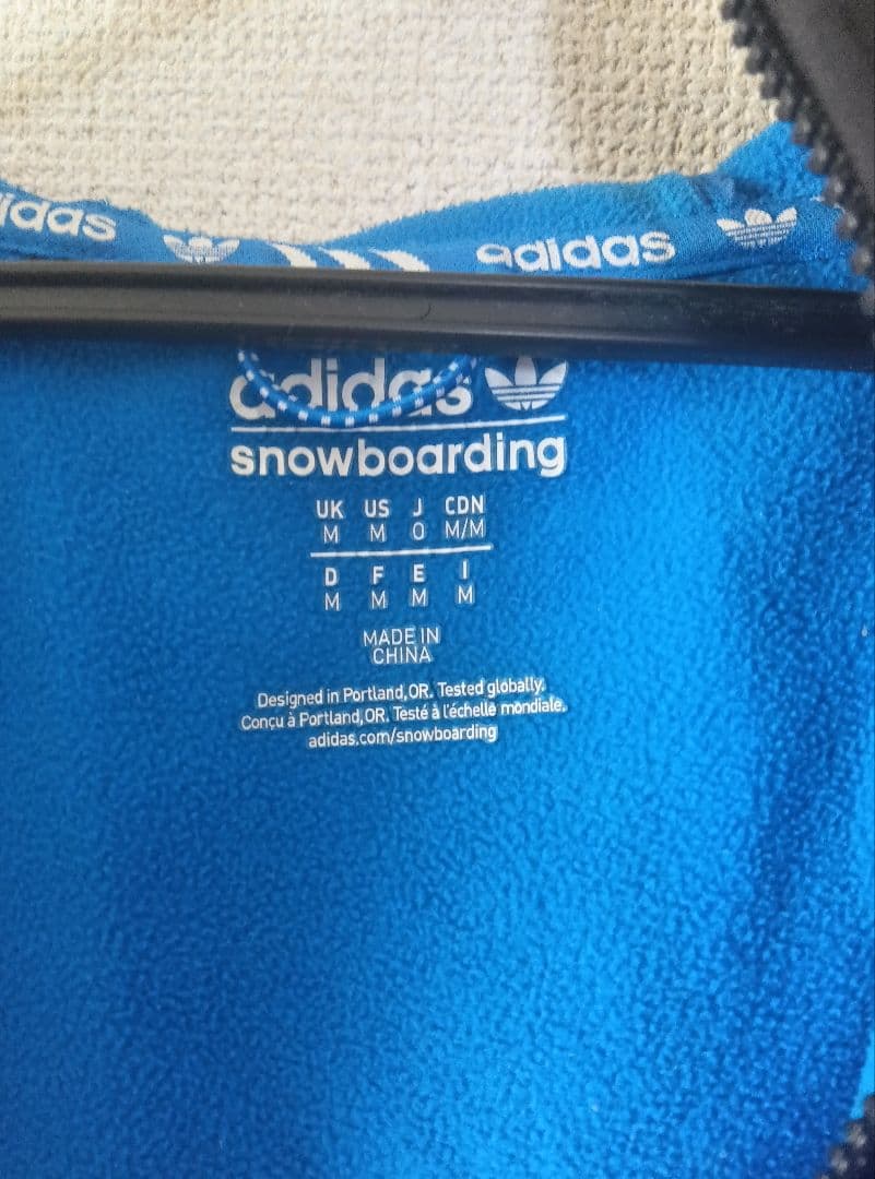 adidas フルジップ フード付きジャケット 黒 スノボードウェア