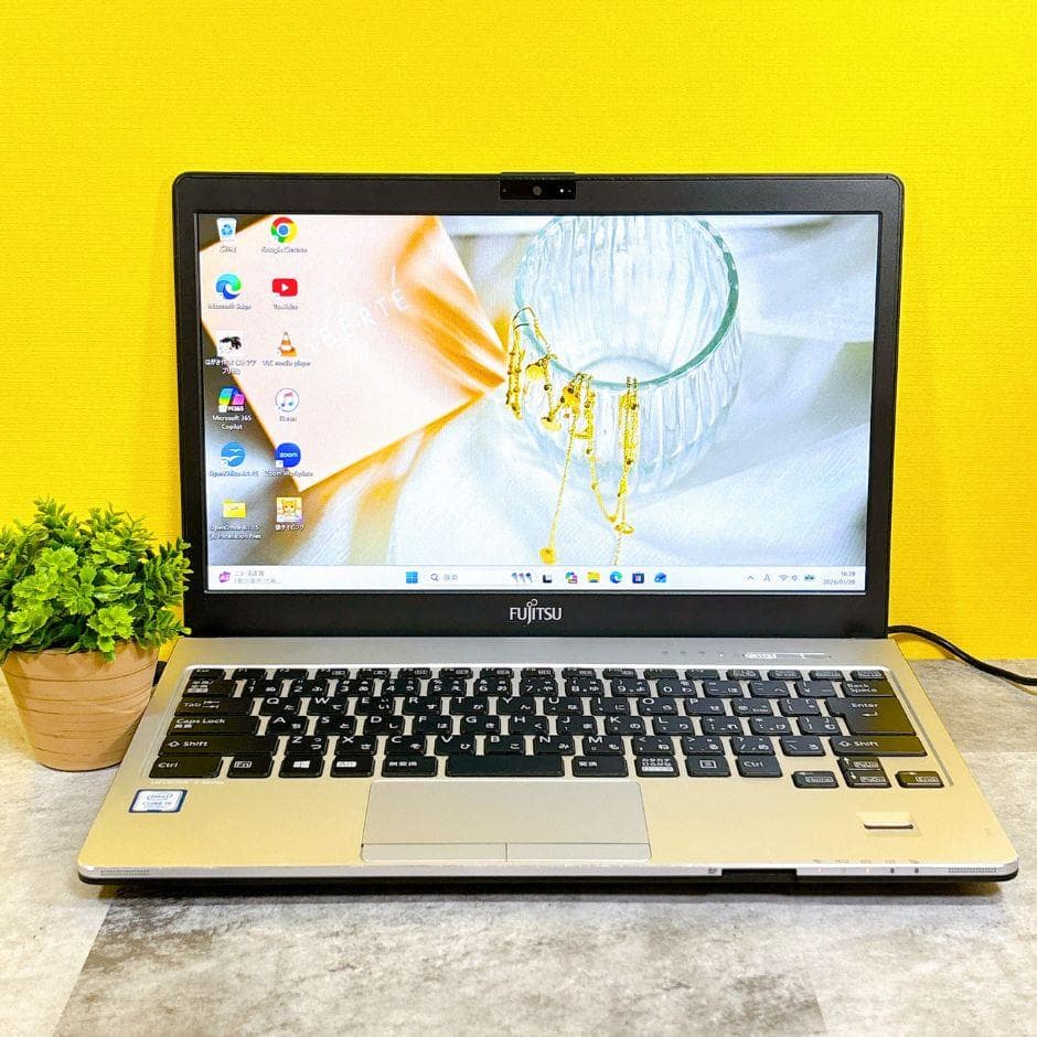 小型軽量❣ｉ5✨SSD搭載で快適✨薄型 フルHD カメラ付き Windows11