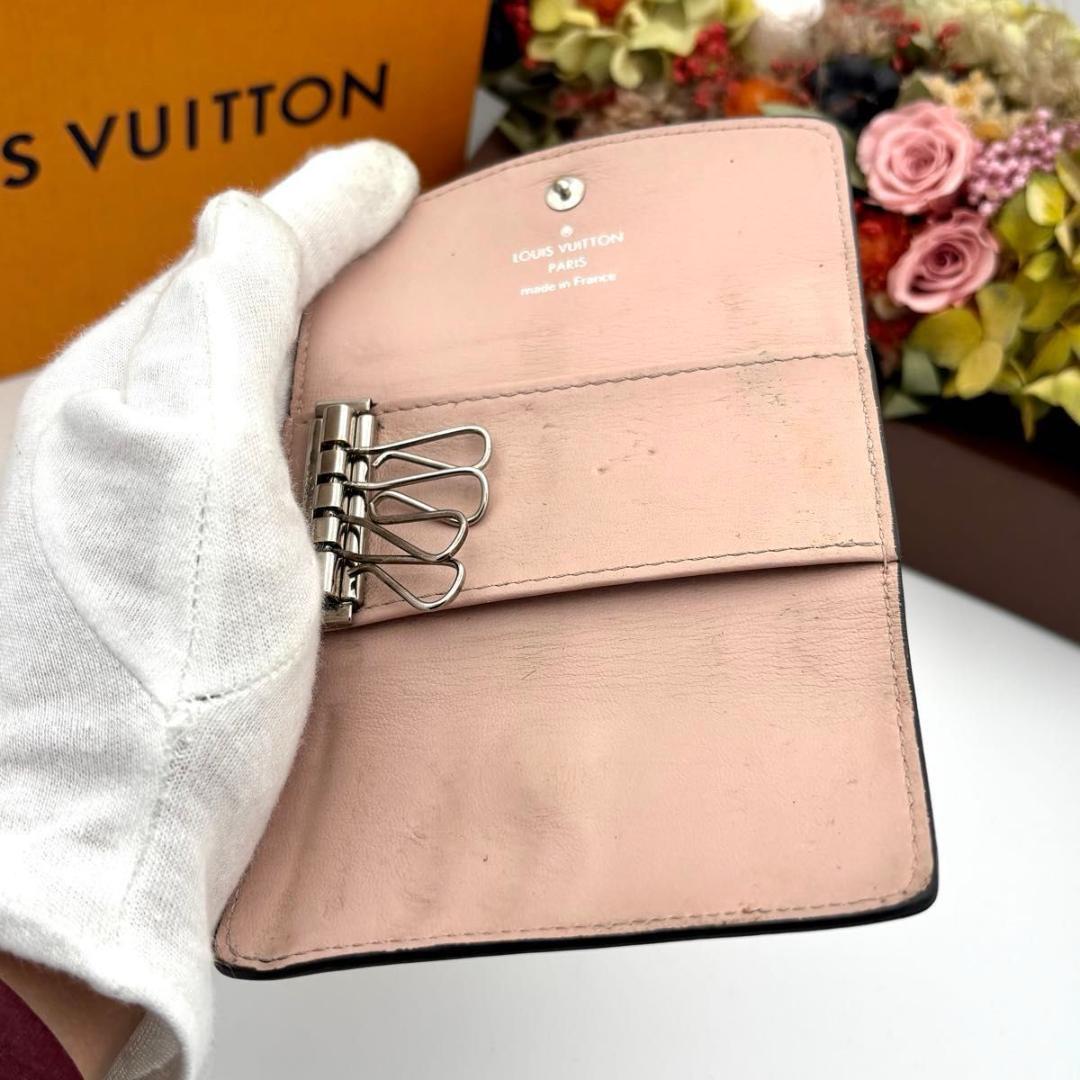 ルイヴィトン キーケース マヒナ ピンク ミュルティクレ 4 キーホルダー