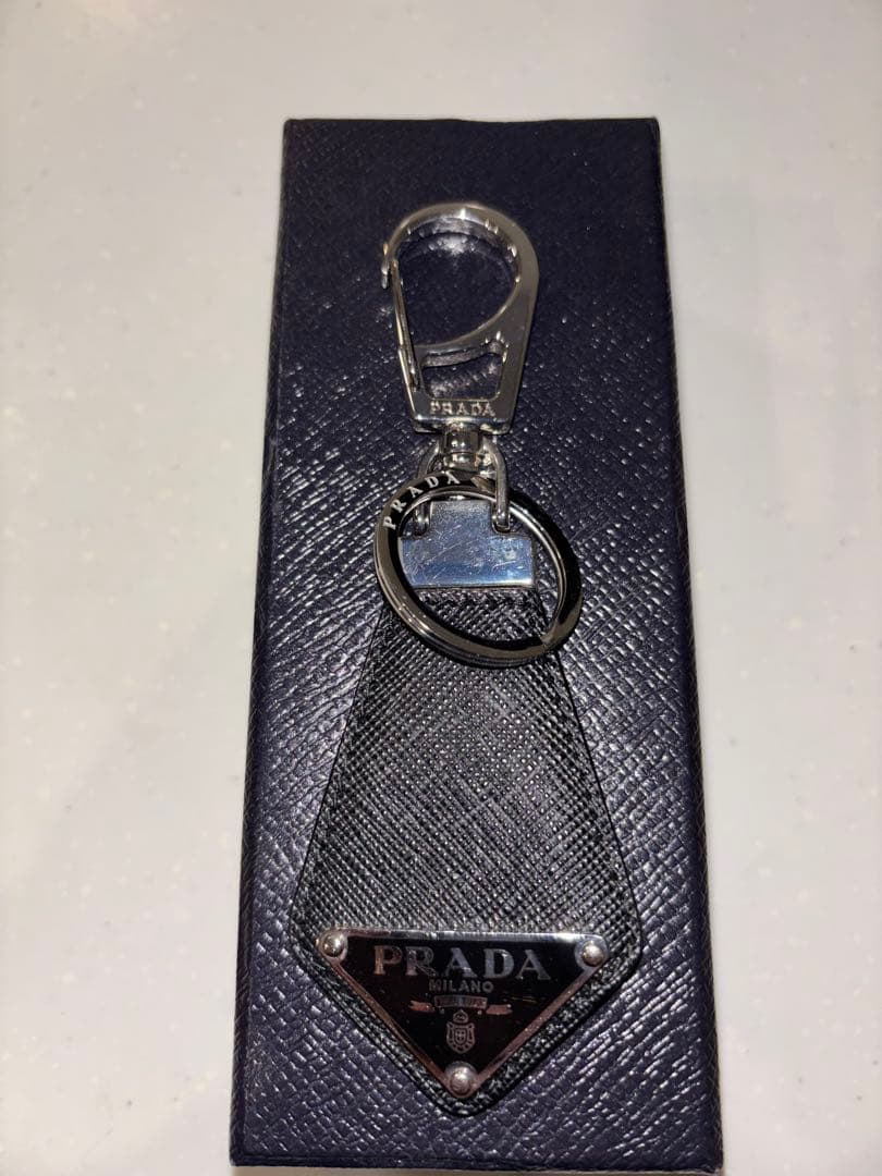 あ　PRADA トライアングルロゴ サフィアーノレザー キーチェーン