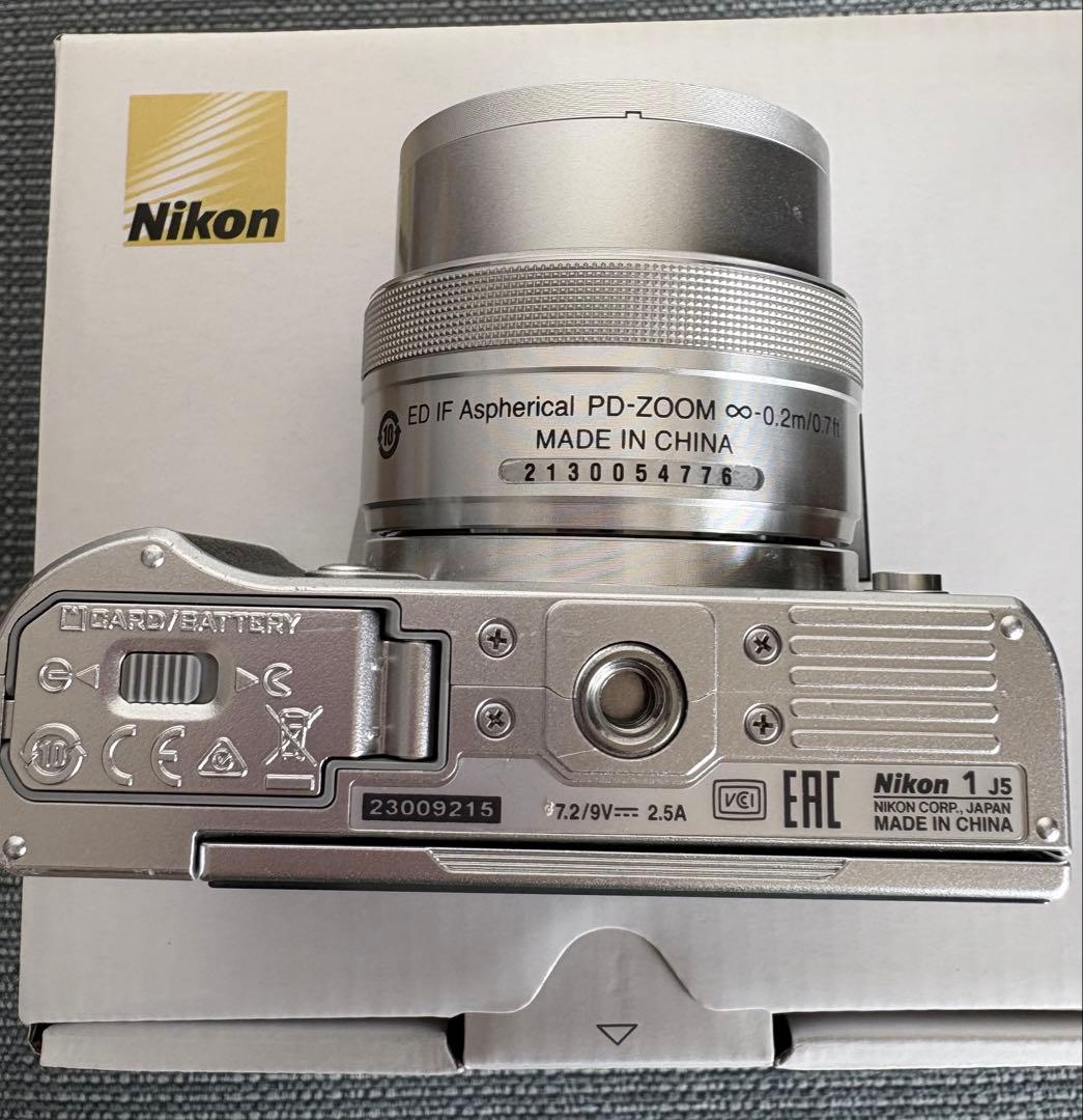 Nikon 1 J5 Zoom Lens Kit. 付属品あり