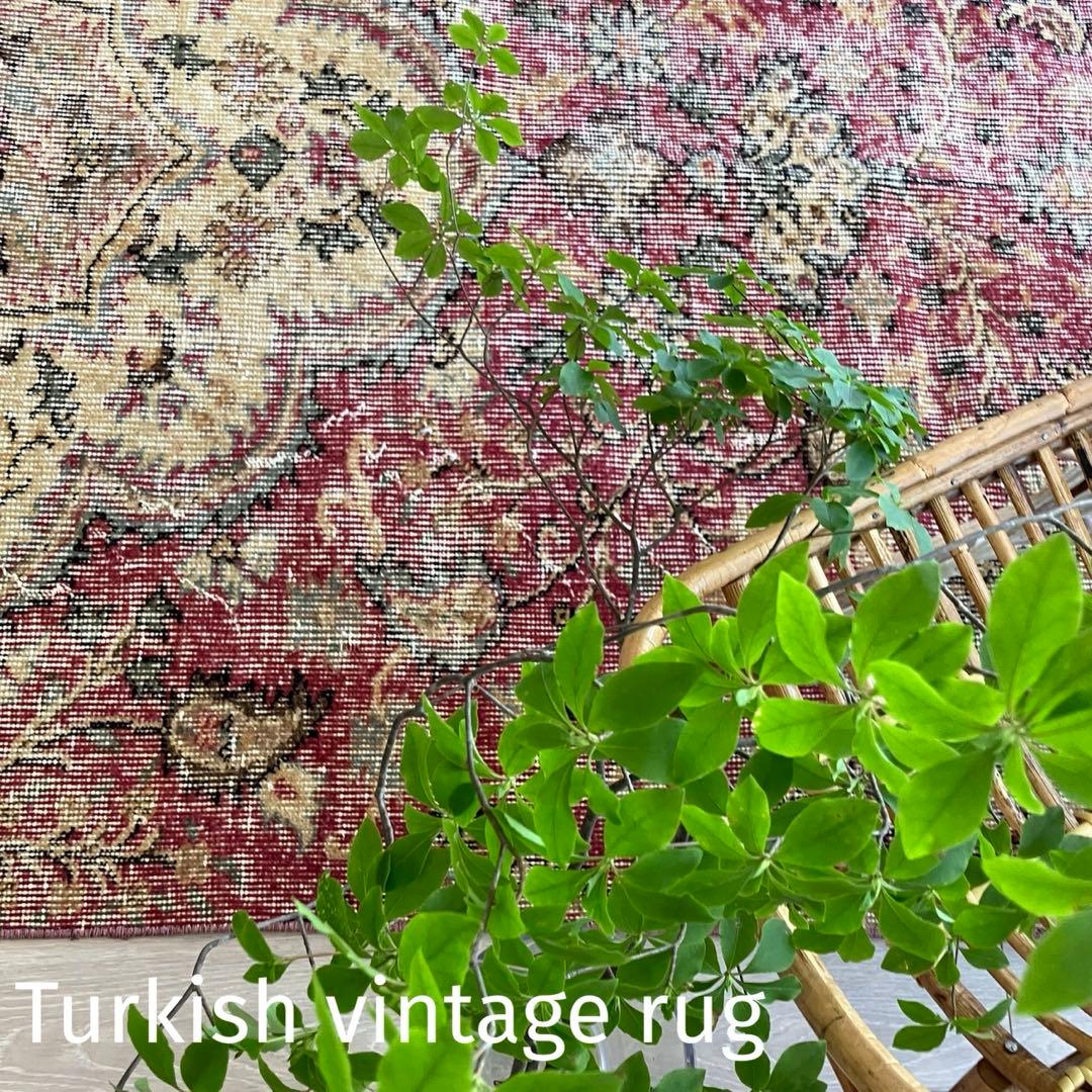 貴重110×124シャビーレッドピンク　ベージュ　正方形　トルコヴィンテージラグ