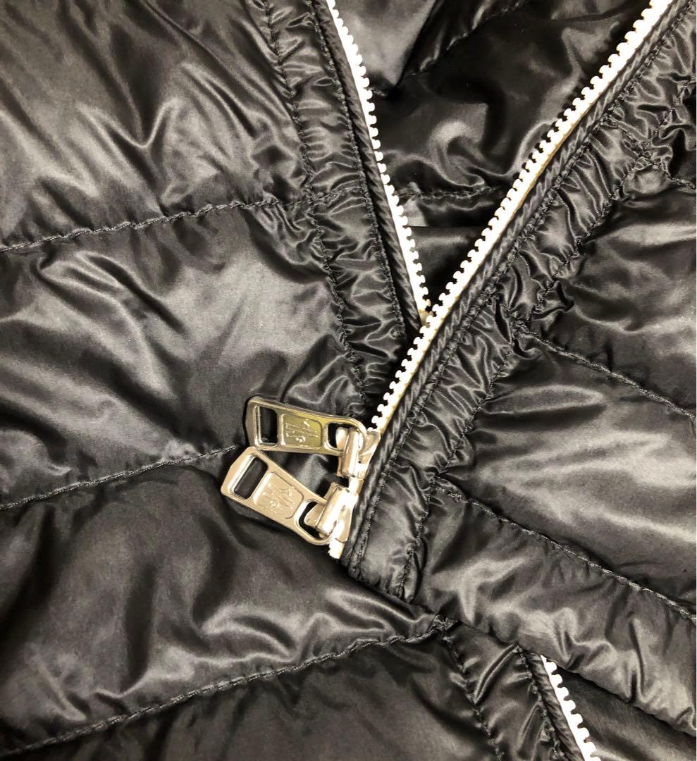 モンクレール　メンズダウンベストブラックフード付き