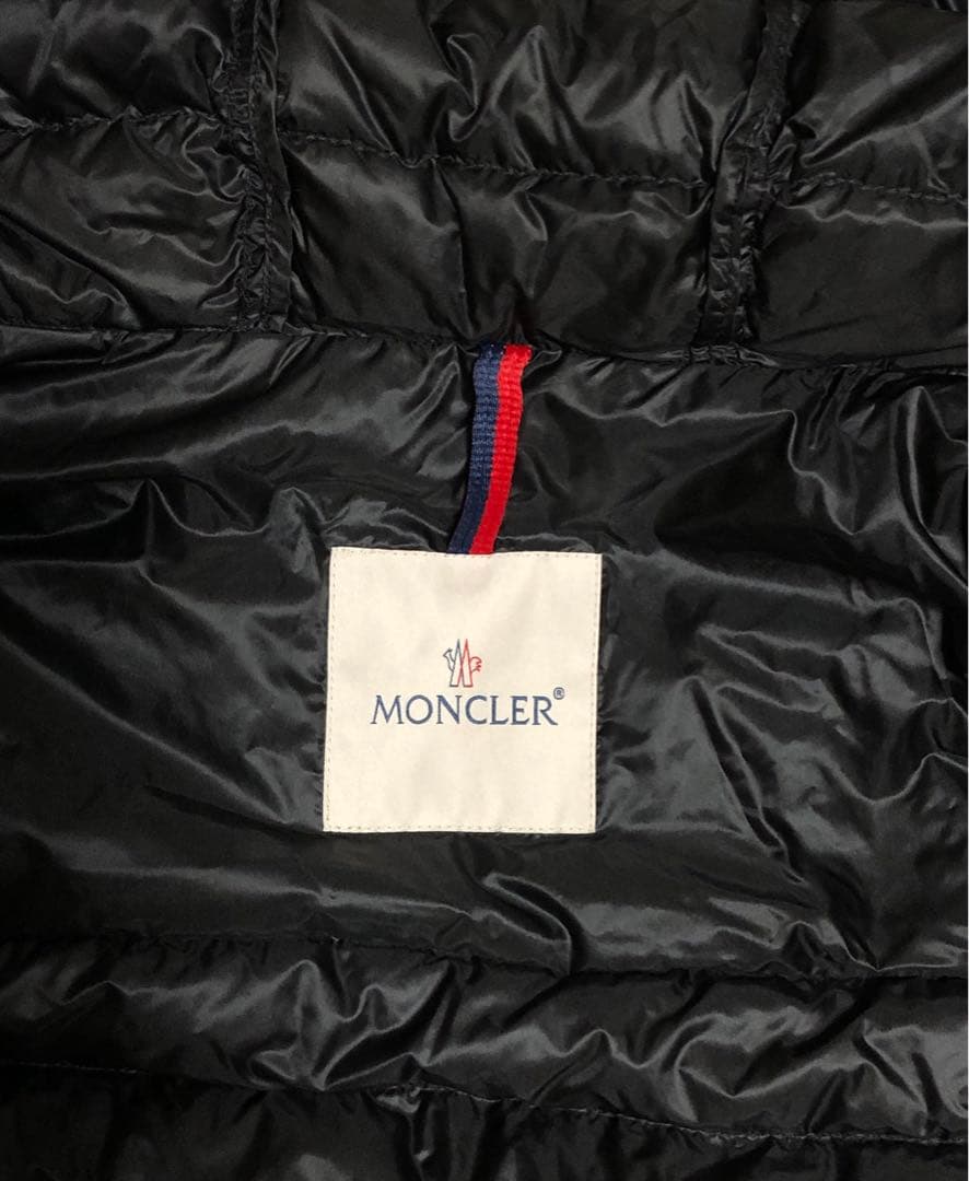 モンクレール　メンズダウンベストブラックフード付き