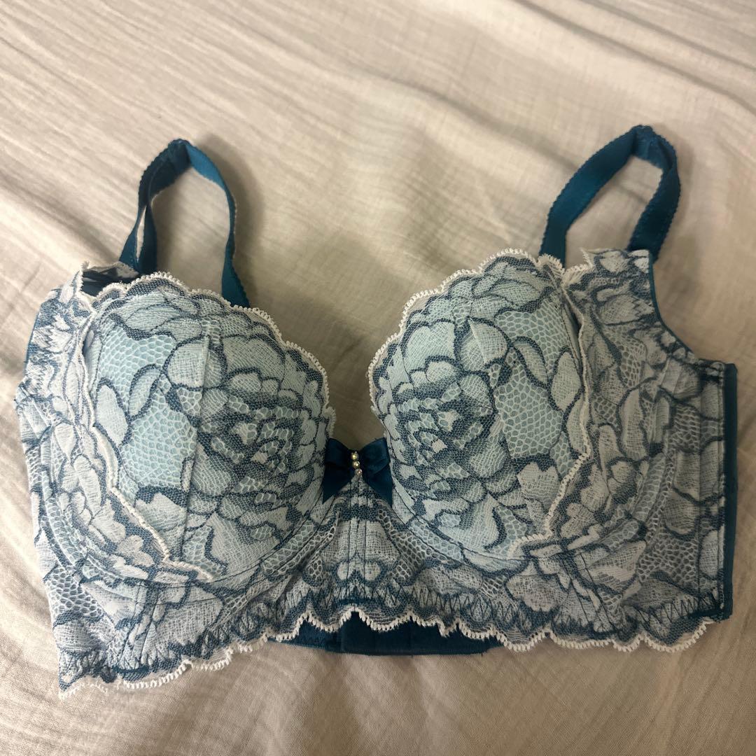 新品未使用　ラヴィエール　ヴェールブルー　D65 四段ホック美姿勢特許ブラジャー