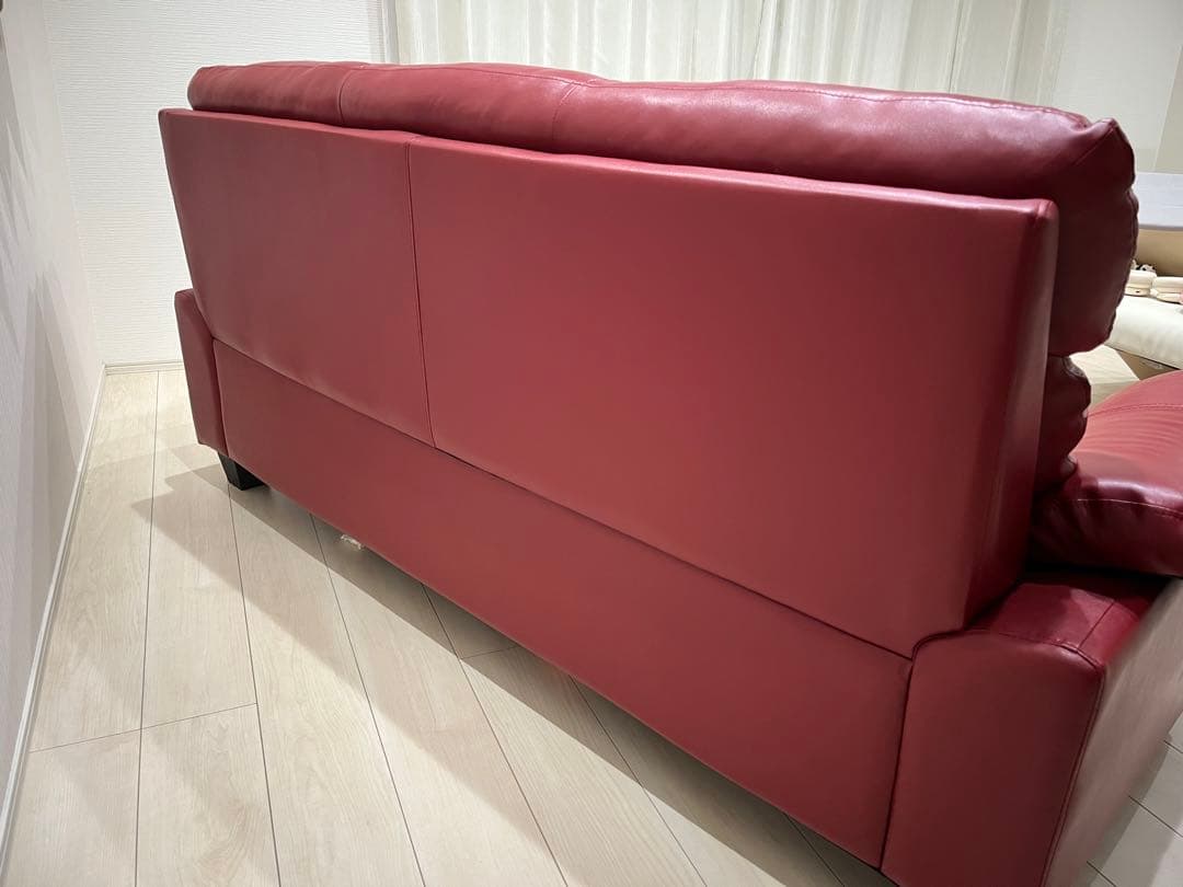 赤いレザー 3人掛けソファ　犬猫などの動物、喫煙者はいません。