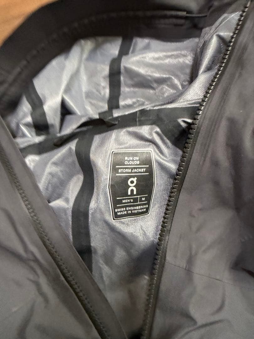 On Storm Jacket Mサイズ