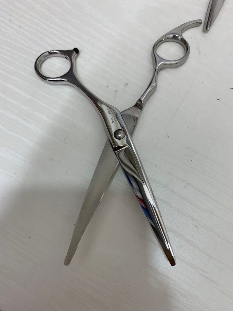 美容師　ハサミ　ヘアカット