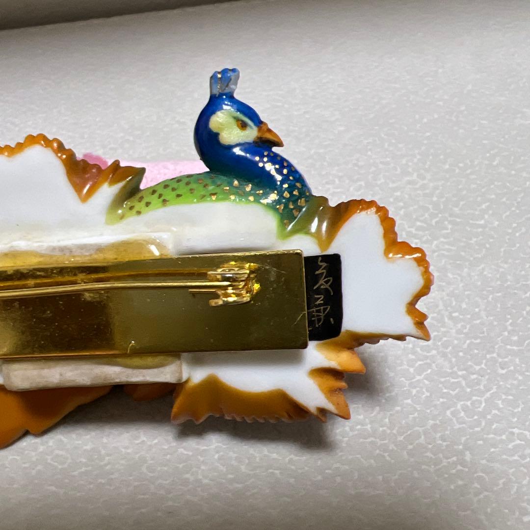 俊兼　孔雀と牡丹のブローチ