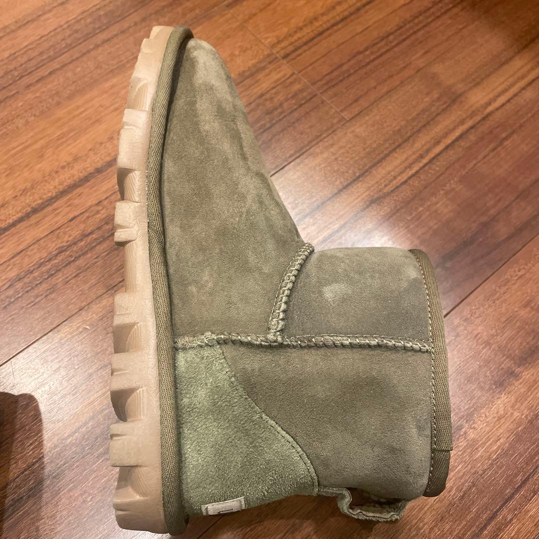 新品未使用　UGG カーキ　箱無し　ショートブーツ