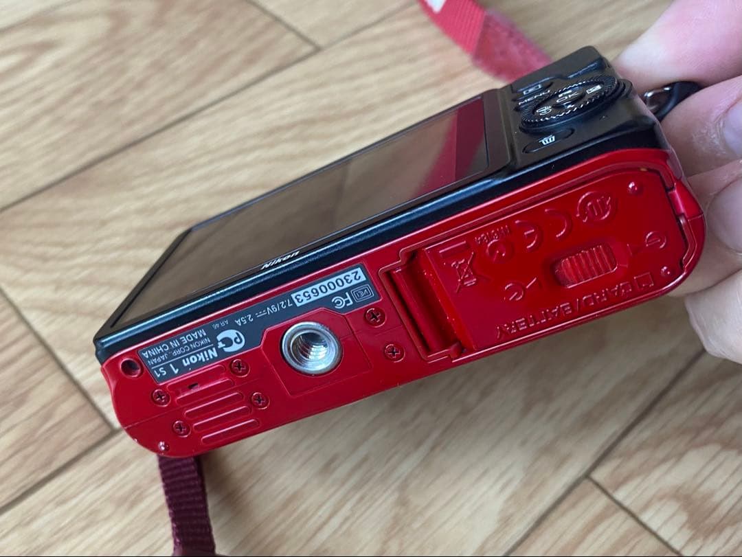 Nikon 1 S1 レッド 10-30mmレンズ付き