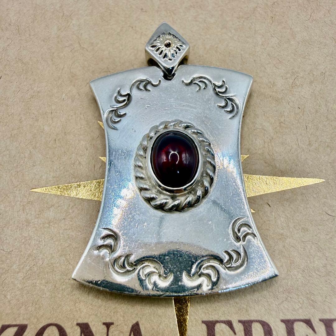 美品　アリゾナフリーダム　k18太陽神付チャーム銀縄ガーネット