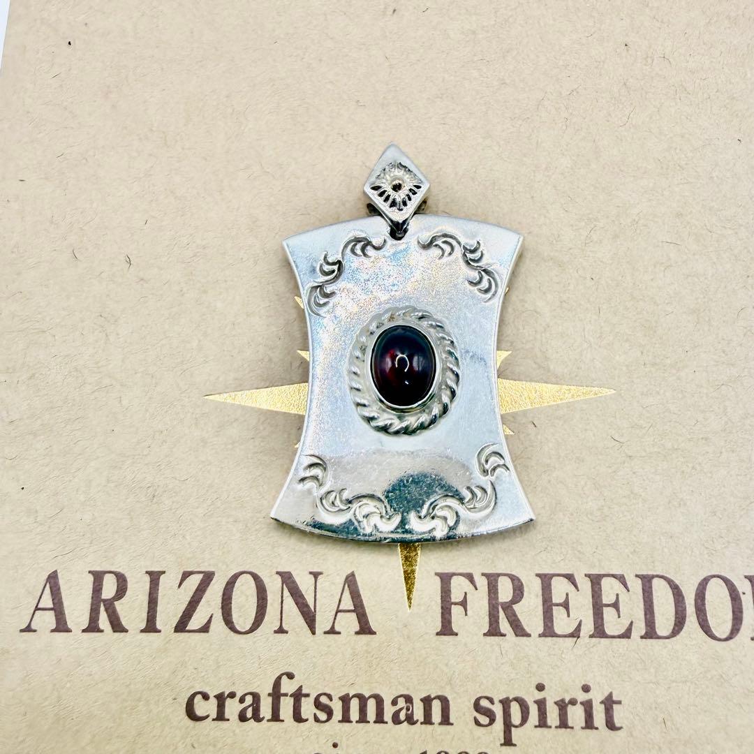 美品　アリゾナフリーダム　k18太陽神付チャーム銀縄ガーネット