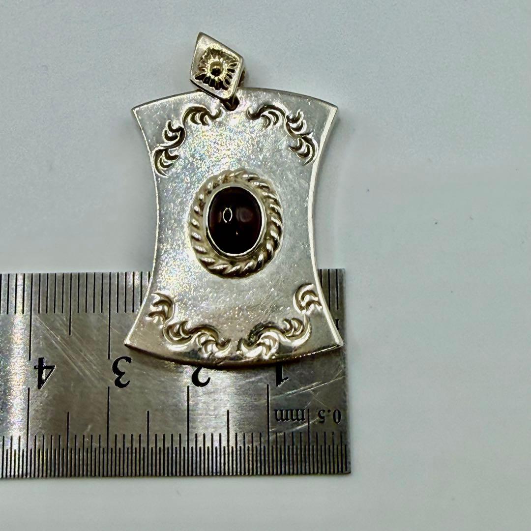 美品　アリゾナフリーダム　k18太陽神付チャーム銀縄ガーネット