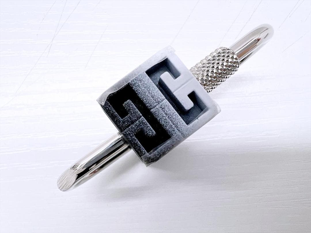 未使用　GIVENCHY　ジバンシィ　4G　パドロック　チャーム　キーホルダー