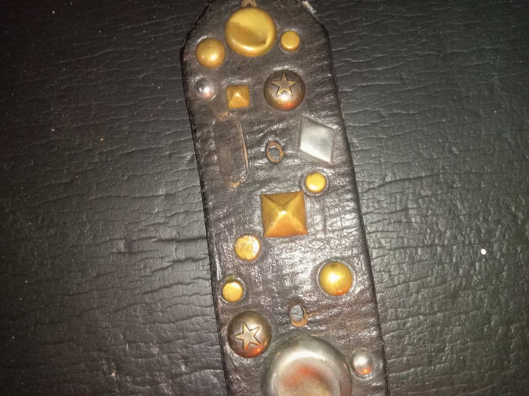 スタッズ付き黒レザーベルト 32 HTC