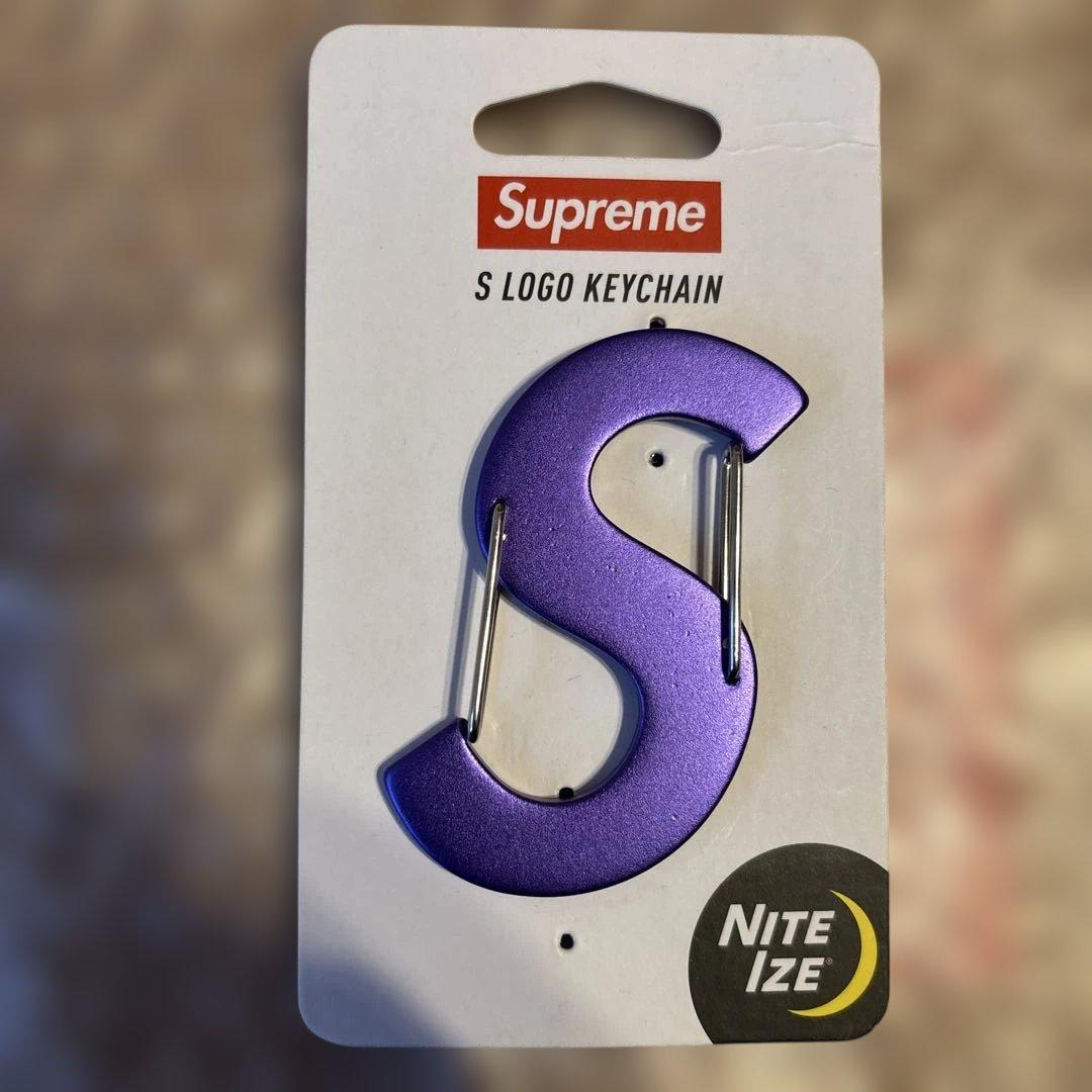 Supreme / Nite Ize S Logo Keychain 紫