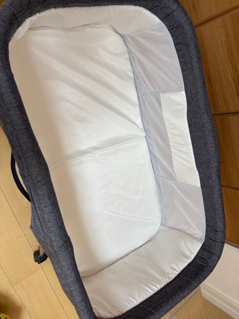メッシュカバー付きベビーベッド グレー　折りたたみ　コンパクト