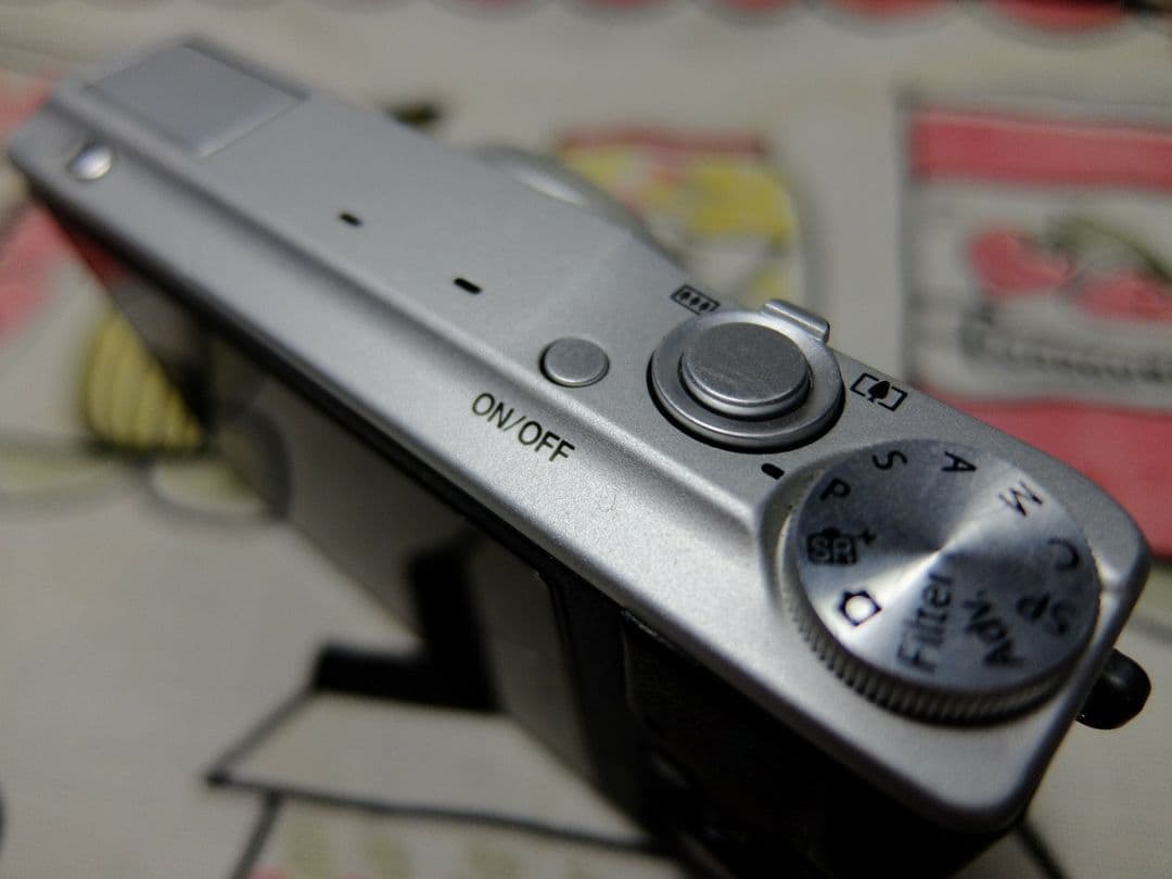 富士フイルム FUJIFILM XQ2 シルバー 中古品