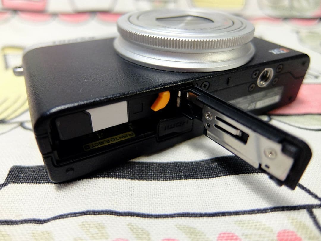 富士フイルム FUJIFILM XQ2 シルバー 中古品