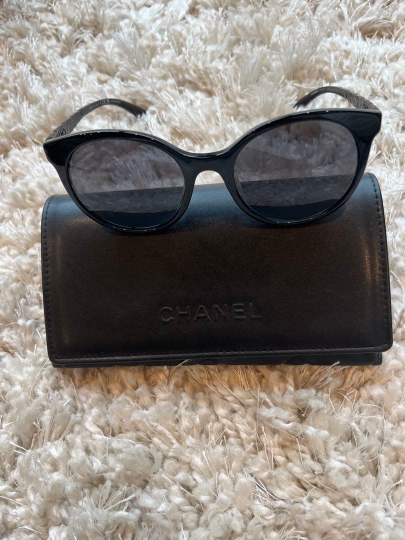 CHANEL サイドロゴブラックサングラス　5440-A/c.888/S8