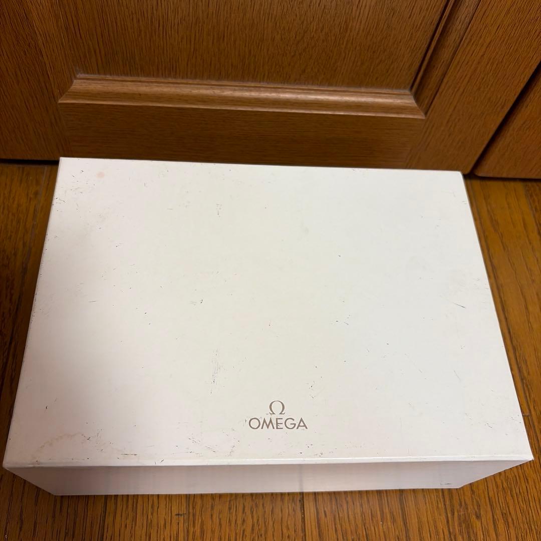 高級感あふれるOMEGAの木製ケース、レザー調内装付き。
