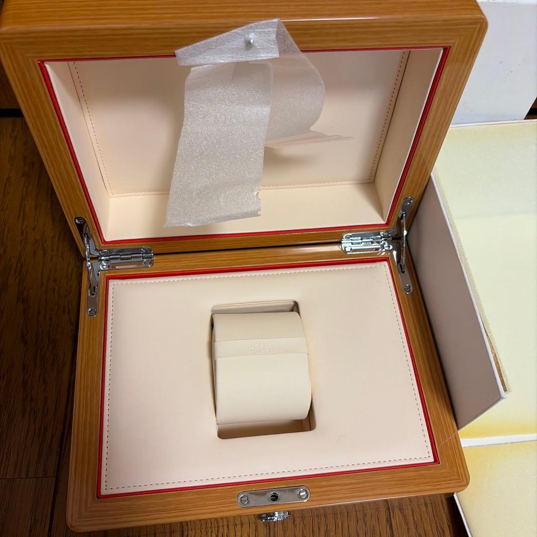 高級感あふれるOMEGAの木製ケース、レザー調内装付き。