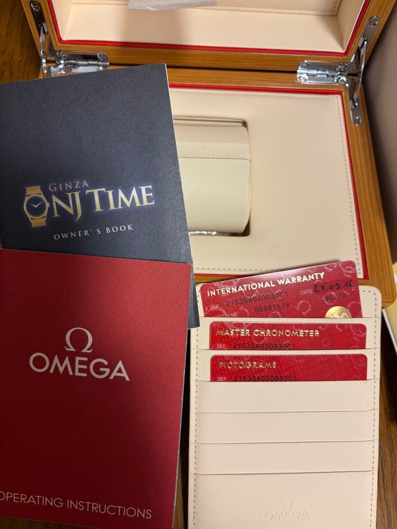 高級感あふれるOMEGAの木製ケース、レザー調内装付き。