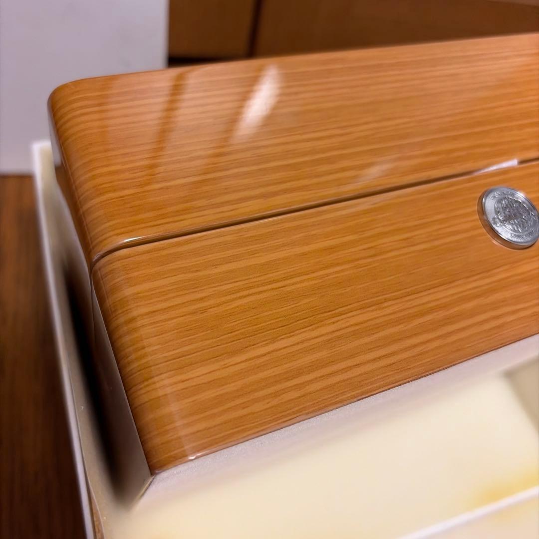 高級感あふれるOMEGAの木製ケース、レザー調内装付き。