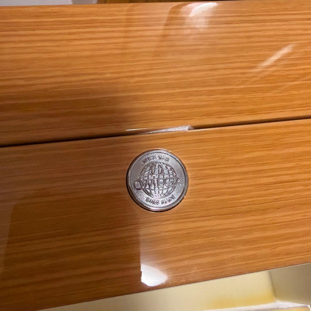 高級感あふれるOMEGAの木製ケース、レザー調内装付き。