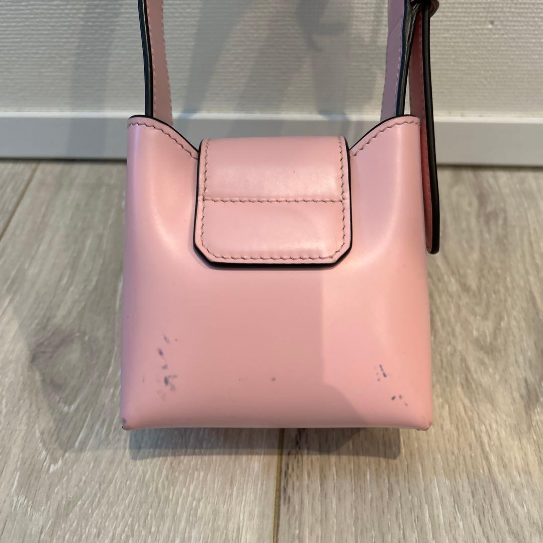 フェラガモ　ピンク ミニバッグ リング付き留め具