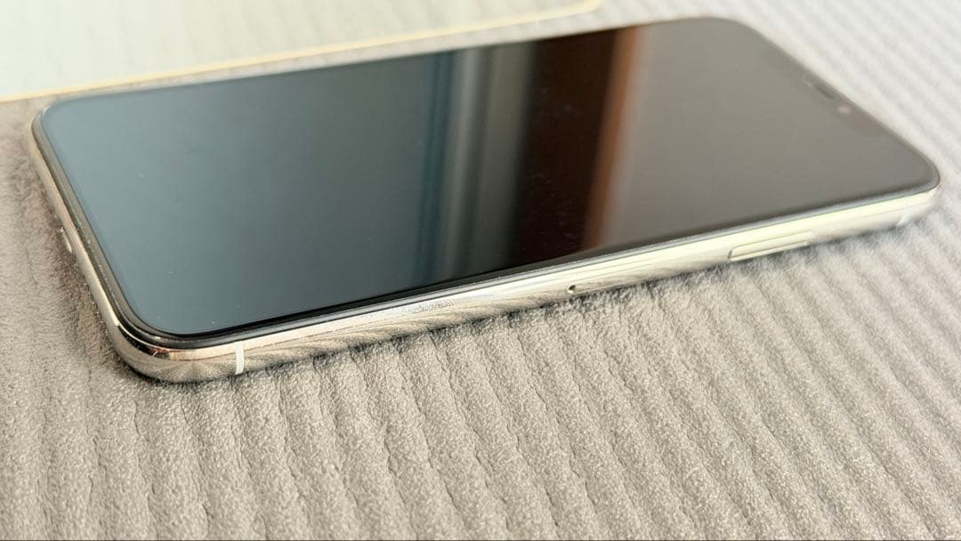 Apple iPhone Xs 64GB 　シルバー　バッテリー83％