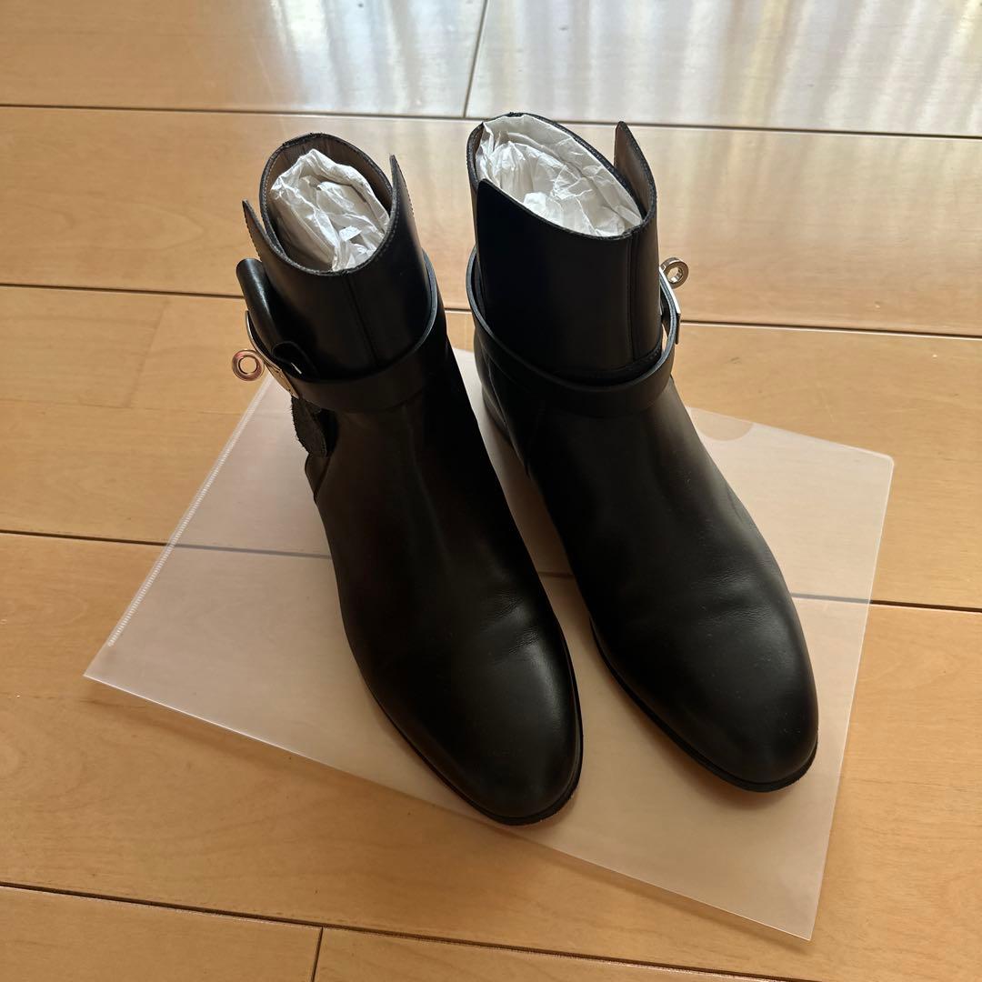 エルメスブラックレザーアンクルブーツ