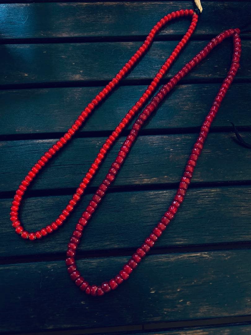 「希少血赤」アンティークビーズ　ホワイトハーツ　大粒より