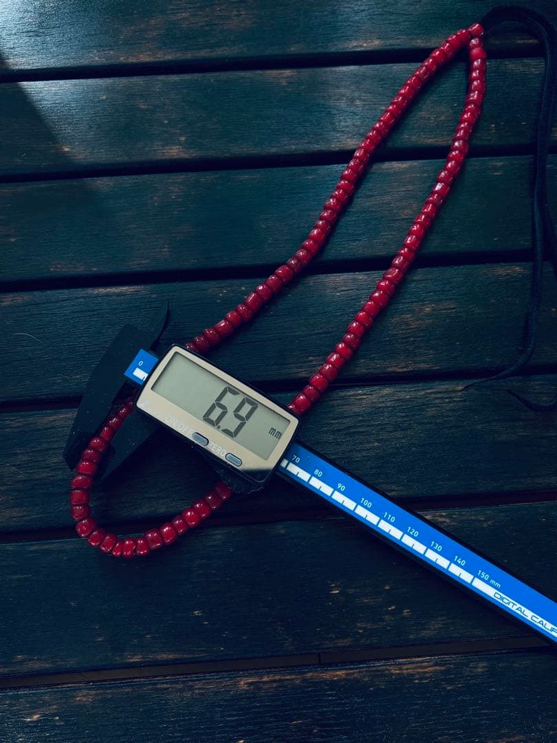 「希少血赤」アンティークビーズ　ホワイトハーツ　大粒より