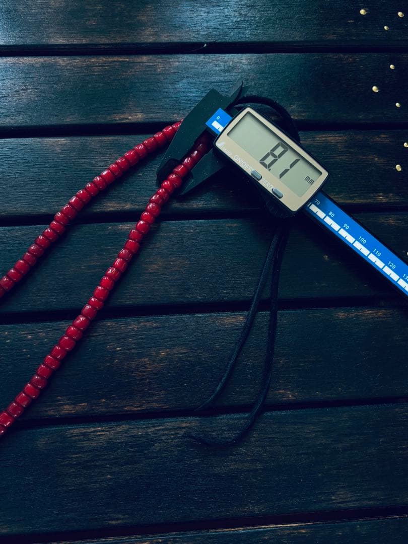 「希少血赤」アンティークビーズ　ホワイトハーツ　大粒より