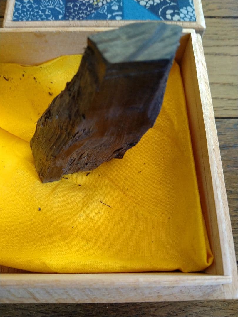 香木.伽羅.沈香.六国五味. 36.31g 木箱入り