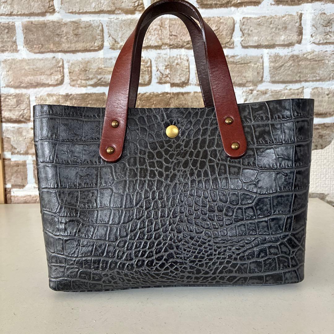黒のクロコダイル風トートバッグ